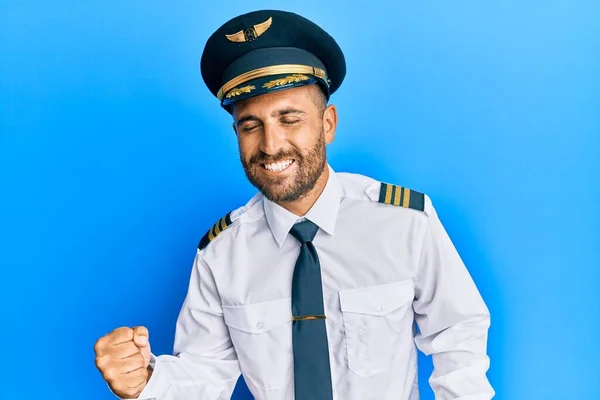Hezký Muž Plnovousem Uniformě Pilota Letadla Velmi Šťastný Vzrušený Dělá — Stock fotografie