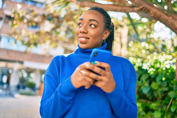Joven Mujer Afroamericana Sonriendo Feliz Usando Smartphone Parque — Foto de Stock