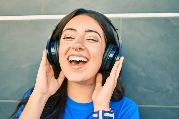 Joven Mujer Hispana Sonriendo Feliz Escuchando Música Usando Auriculares Ciudad — Foto de Stock