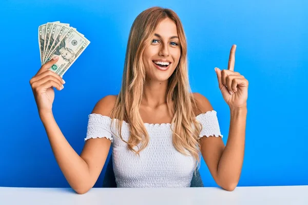 Vacker Blond Ung Kvinna Som Håller Dollar Sedlar Ler Glad — Stockfoto