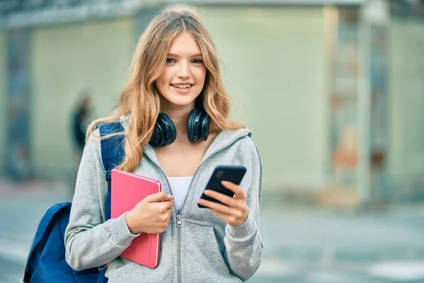 Vackra Kaukasiska Student Tonåring Ler Glad Med Smartphone Staden — Stockfoto