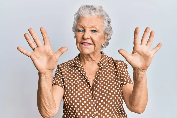 Starší Šedovlasá Žena Sobě Příležitostné Oblečení Ukazující Ukazující Prsty Číslo — Stock fotografie
