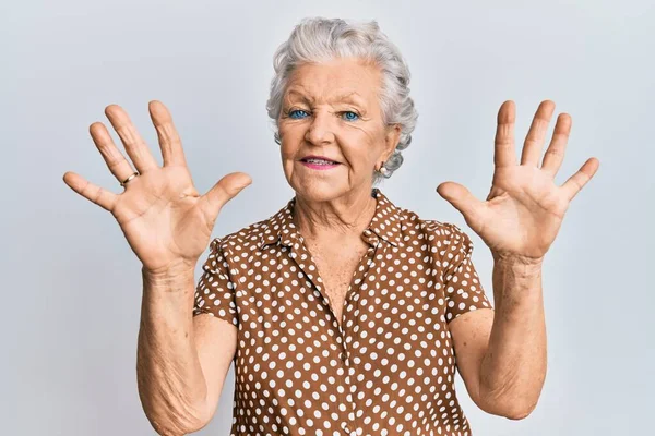 Senior Gråhårig Kvinna Bär Casual Kläder Visar Och Pekar Upp — Stockfoto