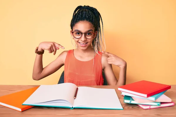 Jovem Menina Afro Americana Criança Com Tranças Estudando Para Exame — Fotografia de Stock