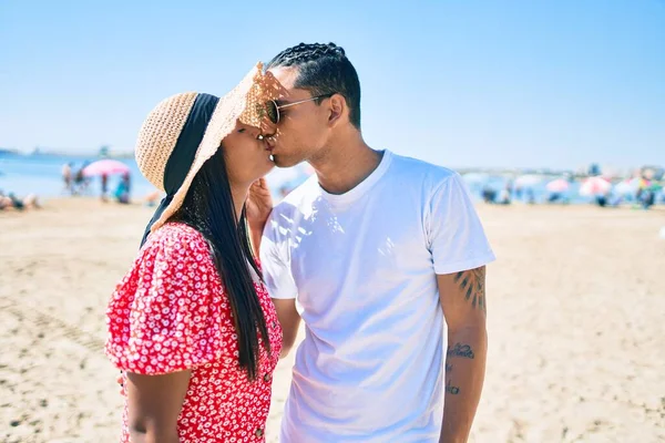 Young Latin Couple Hugging Kissing Beach — Stock Photo, Image