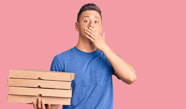 Νεαρός Όμορφος Ισπανόφωνος Που Κρατάει Κουτί Της Πίτσας Στο Στόμα — Φωτογραφία Αρχείου