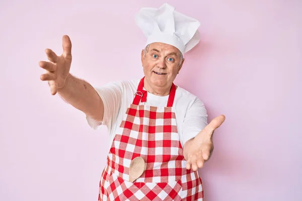 Senior Grey Haired Man Wearing Professional Baker Apron Looking Camera — Stock Photo, Image