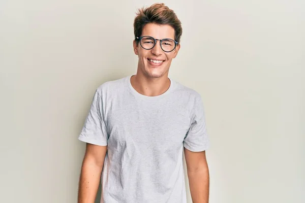 Bello Uomo Caucasico Che Indossa Abiti Casual Occhiali Con Sorriso — Foto Stock