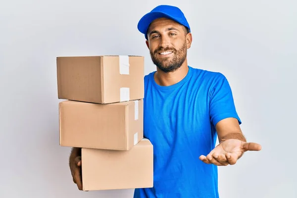 Hombre Guapo Con Barba Vistiendo Uniforme Mensajero Sosteniendo Paquetes Entrega — Foto de Stock