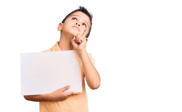 Kleiner Netter Junge Mit Pappbanner Mit Leerraum Ernstes Gesicht Das — Stockfoto