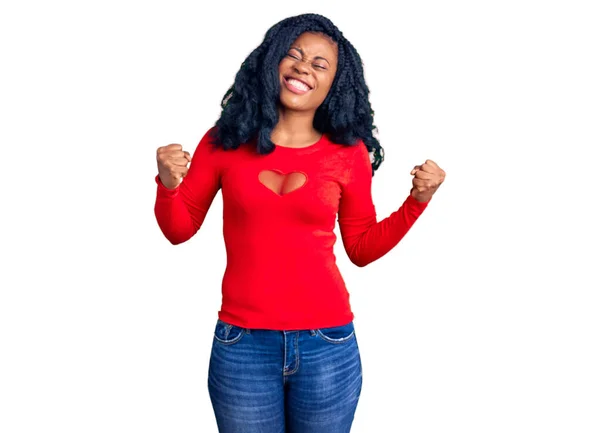 Mooie Afro Amerikaanse Vrouw Draagt Casual Kleding Opgewonden Voor Succes — Stockfoto