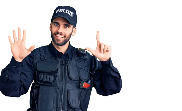 Ung Stilig Man Med Skägg Klädd Polis Uniform Visar Och — Stockfoto