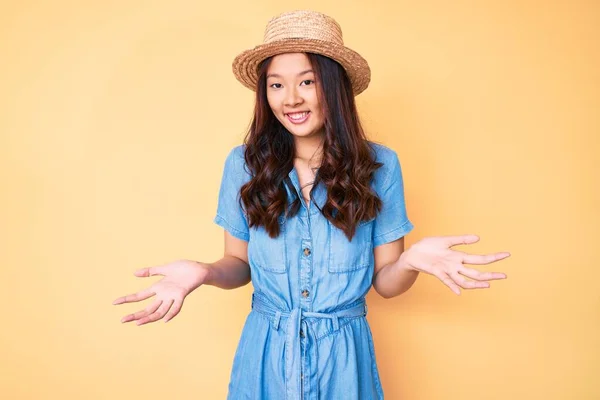 Junge Schöne Chinesische Mädchen Mit Sommerhut Ahnungslos Und Verwirrt Gesichtsausdruck — Stockfoto