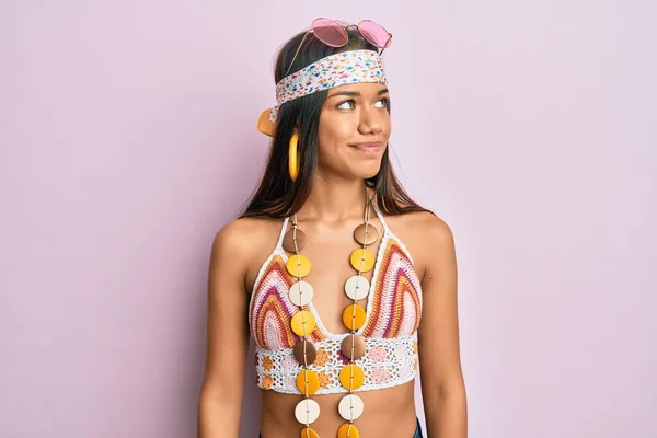 Beautiful Hispanic Woman Wearing Bohemian Hippie Style Smiling Looking Side — Stock Photo, Image