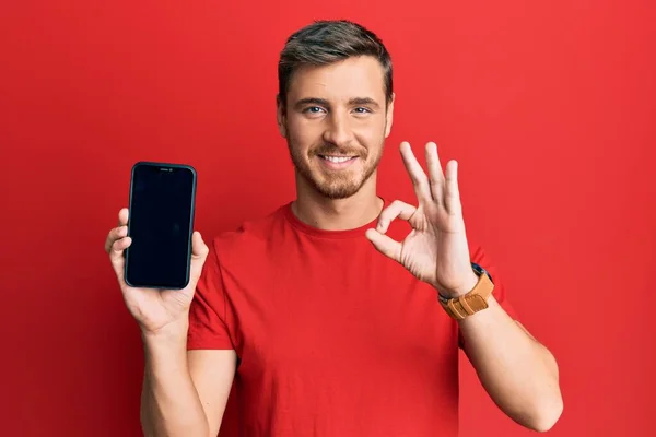 Bonito Homem Caucasiano Segurando Smartphone Mostrando Tela Fazendo Sinal Com — Fotografia de Stock