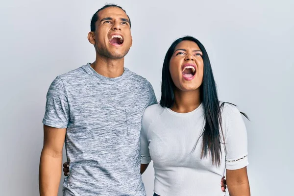 Junges Lateinisches Paar Lässiger Kleidung Wütend Und Verrückt Schreiend Frustriert — Stockfoto