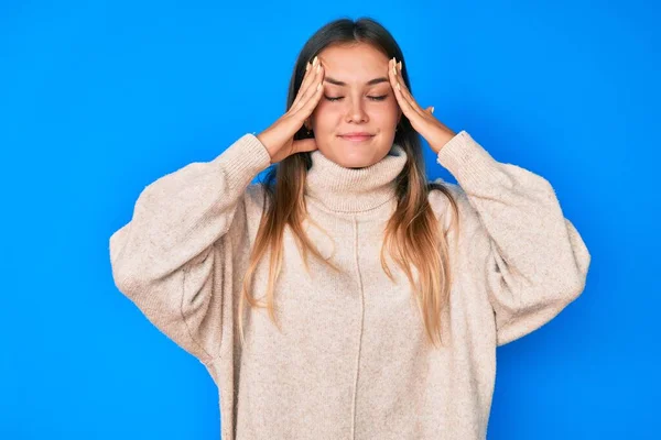 ストレスのために頭の痛みのために頭の上に手でウールの冬のセーターを身に着けている美しい白人女性 片頭痛 — ストック写真