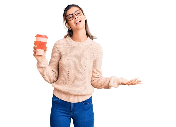 Jovem Mulher Bonita Usando Óculos Segurando Tafetá Xícara Café Celebrando — Fotografia de Stock