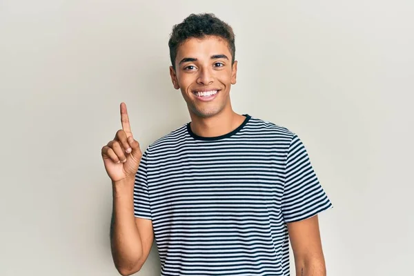 Jovem Afro Americano Bonito Vestindo Roupas Casuais Sorrindo Com Uma — Fotografia de Stock