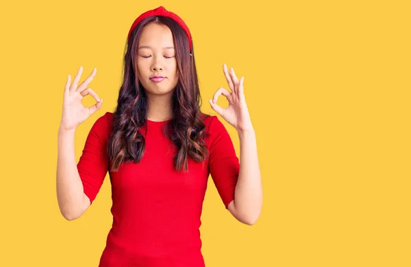 年轻美丽的中国姑娘穿着休闲装 头戴皇冠 闭着眼睛 用手指做冥想动作 瑜伽概念 — 图库照片