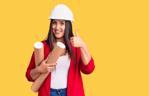 Jovem Bela Mulher Morena Usando Chapéu Duro Segurando Projeto Arquiteto — Fotografia de Stock