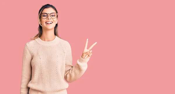 Mujer Hermosa Joven Con Suéter Invierno Casual Gafas Sonriendo Con —  Fotos de Stock