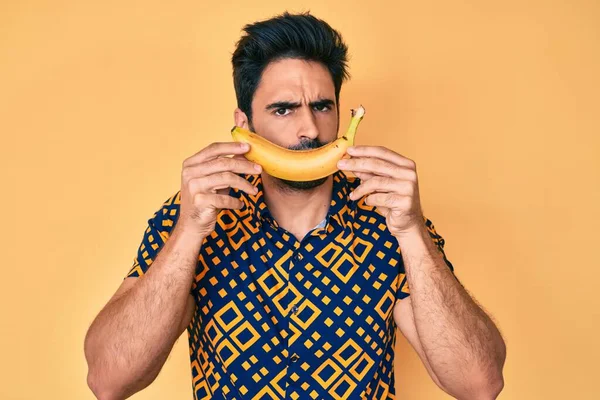 Hombre Hispano Guapo Con Barba Sosteniendo Plátano Como Sonrisa Divertida — Foto de Stock