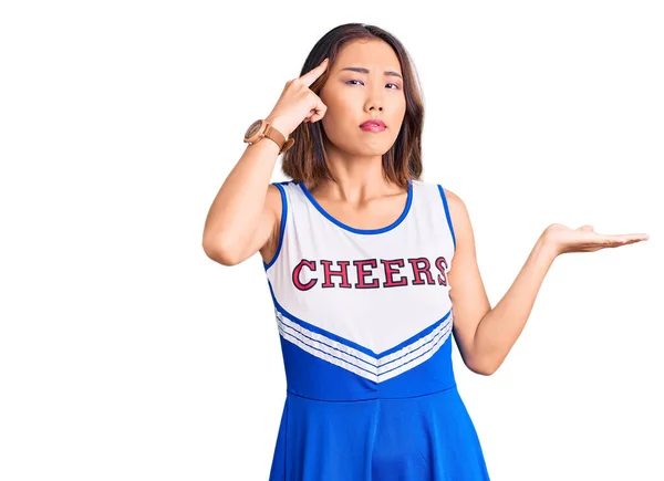 Młoda Piękna Chinka Mundurze Cheerleaderki Zdezorientowana Zirytowana Otwartą Dłonią Pokazującą — Zdjęcie stockowe