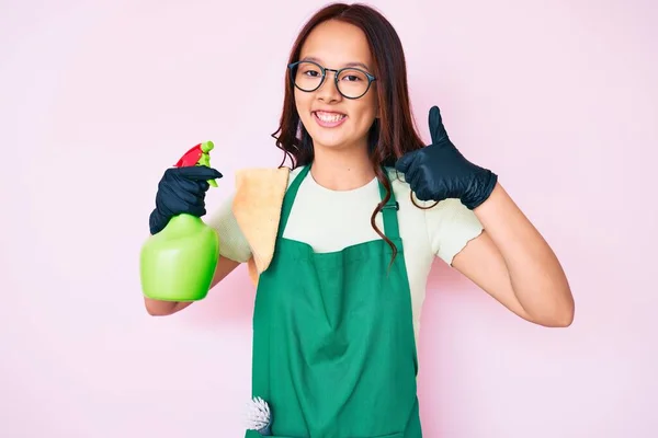 Young Beautiful Chinese Girl Wearing Apron Holding Sprayer Smiling Happy — Stock Photo, Image