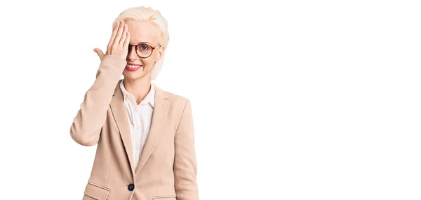 Junge Blonde Frau Businesskleidung Und Brille Die Ein Auge Mit — Stockfoto