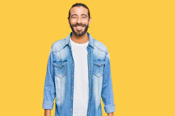 Homme Attrayant Aux Cheveux Longs Barbe Vêtu Une Veste Décontractée — Photo