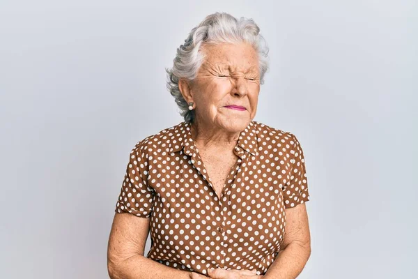 Oudere Grijsharige Vrouw Die Casual Kleren Draagt Met Hand Maag — Stockfoto