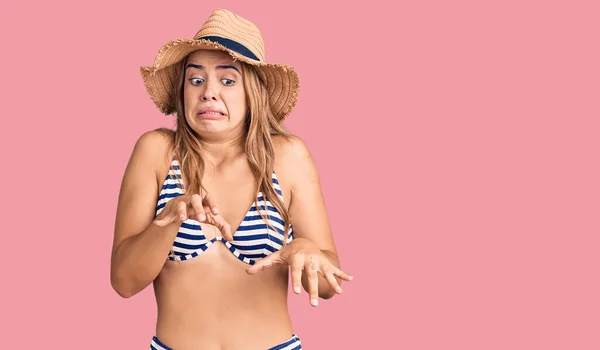 Joven Hermosa Mujer Rubia Con Bikini Sombrero Expresión Disgustada Disgustada —  Fotos de Stock