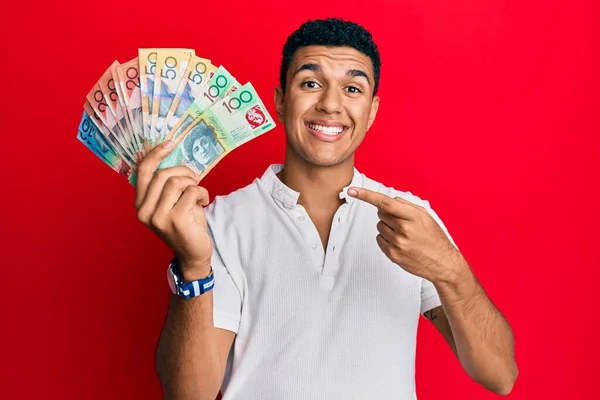 Joven Árabe Sosteniendo Dólares Australianos Sonriendo Feliz Señalando Con Mano —  Fotos de Stock