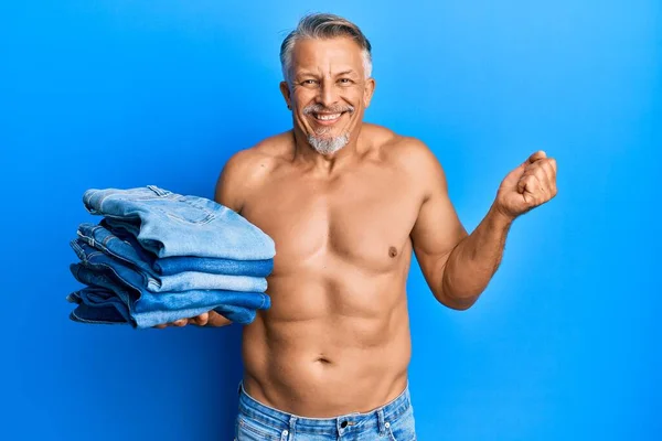 Hombre Pelo Gris Mediana Edad Sin Camisa Sosteniendo Pila Pantalones — Foto de Stock