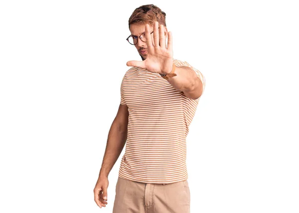 Joven Hombre Caucásico Usando Ropa Casual Gafas Haciendo Dejar Cantar —  Fotos de Stock