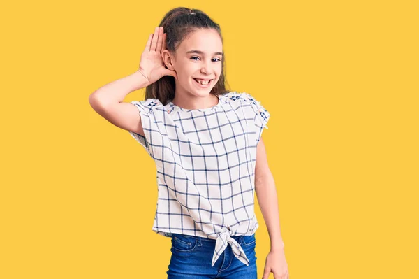 Menina Criança Hispânica Bonito Vestindo Roupas Casuais Sorrindo Com Mão — Fotografia de Stock