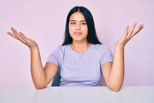 Jong Mooi Aziatisch Meisje Dragen Casual Kleding Zitten Tafel Clueless — Stockfoto