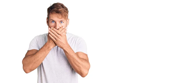Junge Kaukasische Mann Trägt Legeres Weißes Shirt Schockiert Bedeckt Mund — Stockfoto