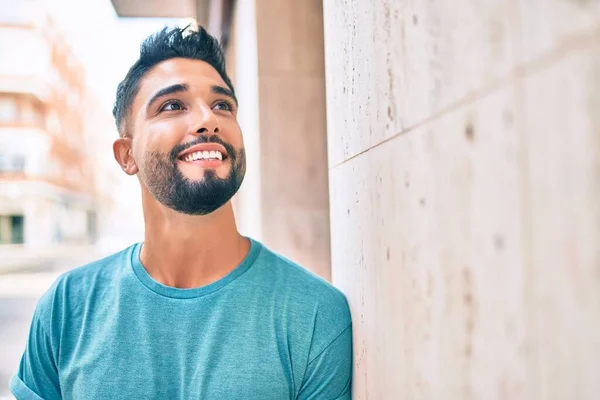 Jonge Arabier Man Lacht Gelukkig Leunend Muur Stad — Stockfoto