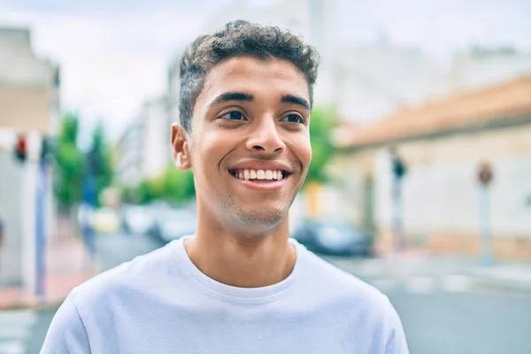 Giovane Uomo Latino Sorridente Felice Passeggiando Città — Foto Stock