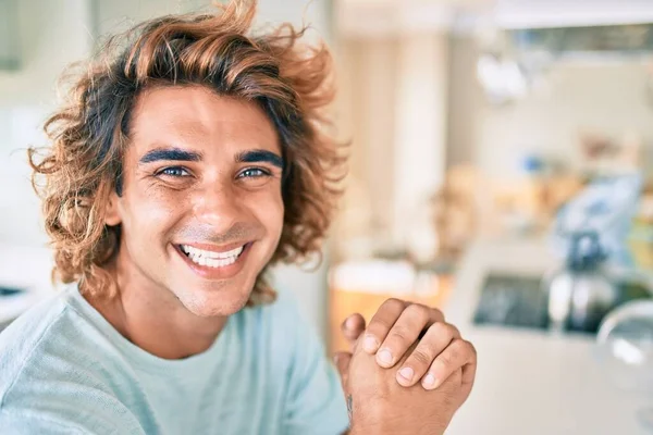 Jonge Spaanse Man Glimlacht Gelukkig Zittend Tafel Thuis — Stockfoto