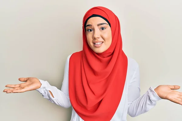 Junge Schöne Hispanische Mädchen Traditionellen Islamischen Hijab Schal Ahnungslos Und — Stockfoto