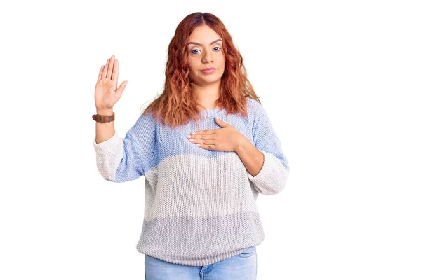 Jovem Mulher Latina Vestindo Roupas Casuais Jurando Com Mão Peito — Fotografia de Stock