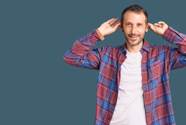 Junger Gutaussehender Mann Lässiger Kleidung Lächelnd Mit Fingern Ohren Zuziehend — Stockfoto