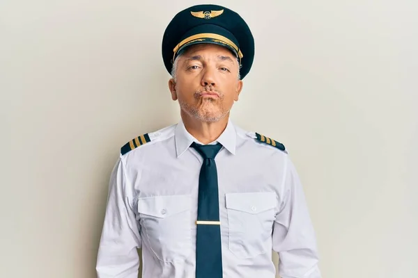 Schöner Reifer Mann Mittleren Alters Flugzeugpilotenuniform Der Die Kamera Blickt — Stockfoto
