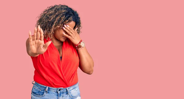 Młoda Afroamerykanka Size Kobieta Nosząca Luźny Styl Koszulą Bez Rękawów — Zdjęcie stockowe