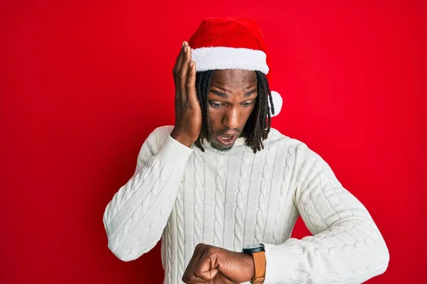 Africano Americano Com Tranças Vestindo Chapéu Natal Olhando Para Relógio — Fotografia de Stock