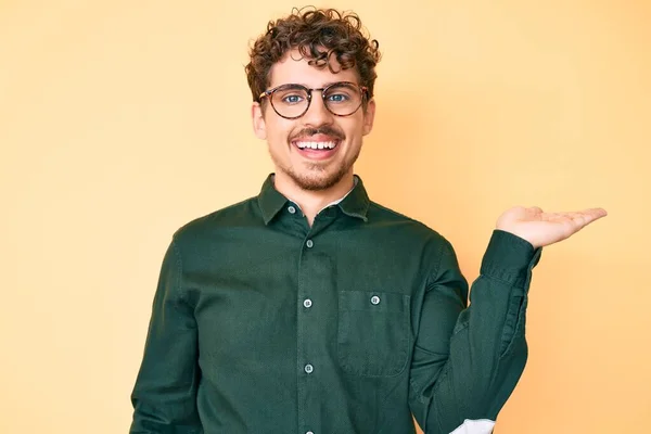 Jonge Blanke Man Met Krullend Haar Casual Kleding Bril Lachend — Stockfoto