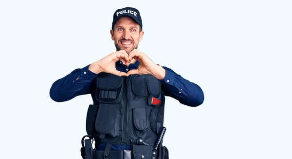 Polis Üniforması Giyen Aşık Gülümseyen Elleriyle Kalp Sembolü Yapan Genç — Stok fotoğraf